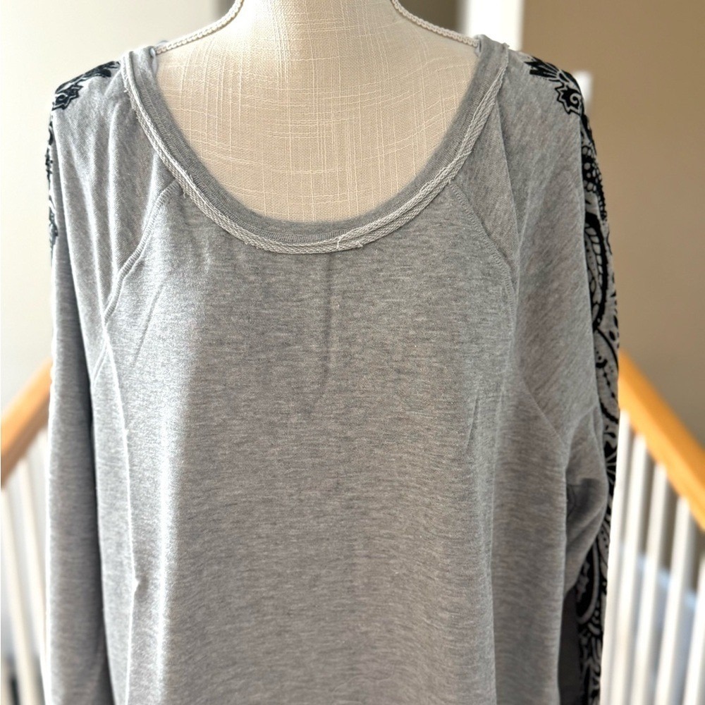 Seven7 French Terry Bell Sleeve Sweatshirt Heather Grey Paisley Graphic XL - Picture 3 of 10